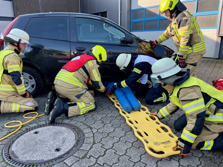 FW Xanten: 30 frisch ausgebildete Einsatzkräfte für die Feuerwehren Alpen, Sonsbeck und Xanten