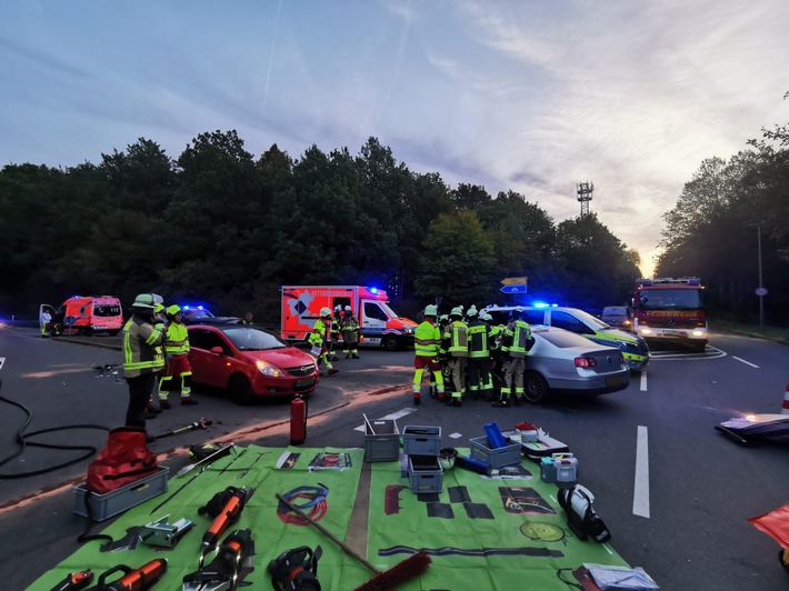 FW-EN: Schwerer Unfall mit 3 beteiligten PKW