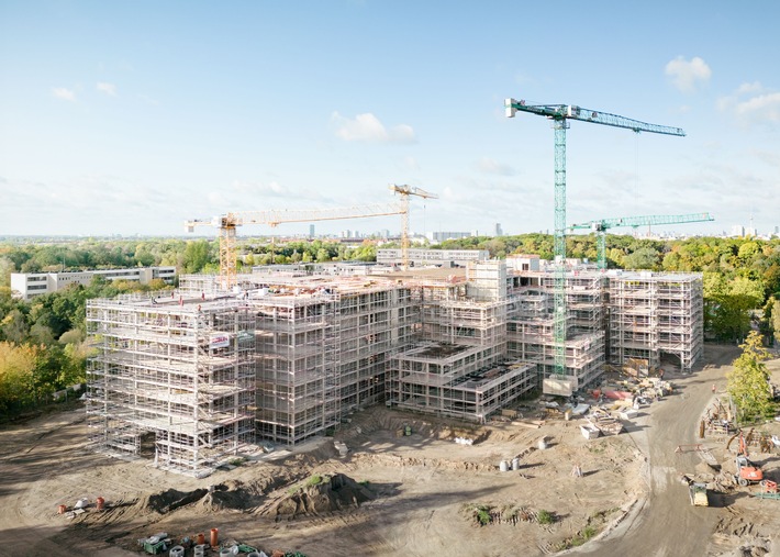 Rohbau für größten Schulbau Berlins fertiggestellt: Regierende Bürgermeisterin Franziska Giffey besucht Baustelle