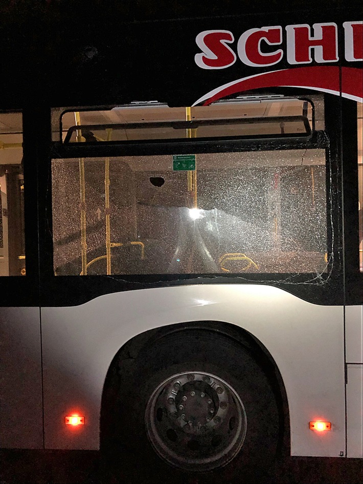 POL-ME: Linienbus durch Steinwurf beschädigt - die Polizei ermittelt - Erkrath - 2206025