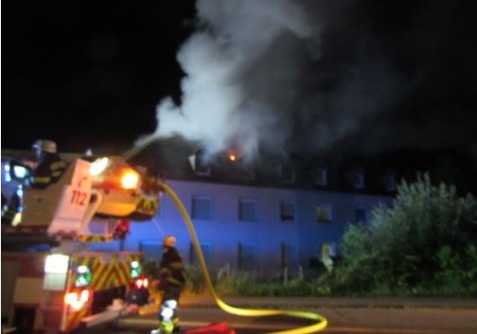 POL-PPTR: Dachgeschossbrand in einem Mehrfamilienhaus