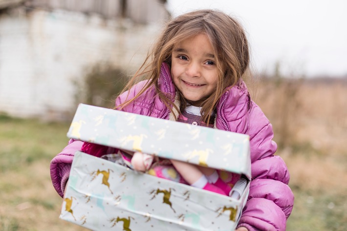 Abgabewoche von "Weihnachten im Schuhkarton" startet am 8.11. / Mehr als 4.500 Abgabestellen nehmen Geschenkpäckchen entgegen