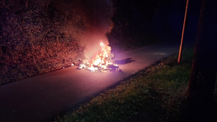 POL-OG: Kehl - Gestohlener Roller in Flammen aufgegangen, Zeugen gesucht