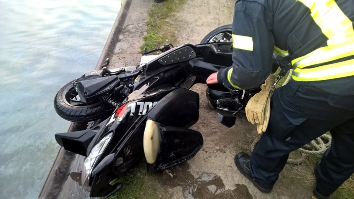 FW-GE: Versunkener Motorroller sorgt für Feuerwehreinsatz