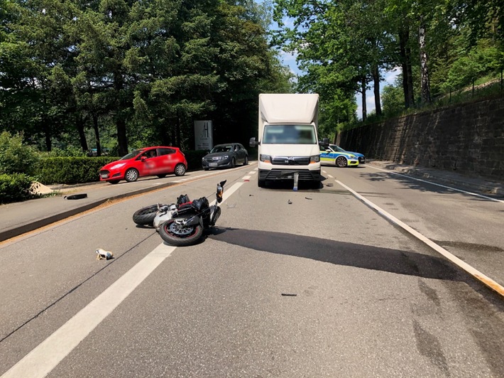 POL-PPWP: Auffahrunfall: Motorradfahrer stürzt