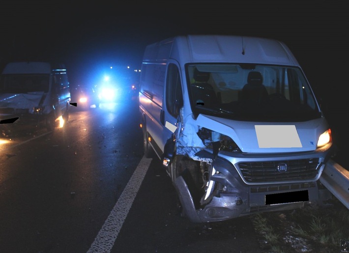 POL-MI: Kleintransporter kommt auf glatter Straße ins Schleudern