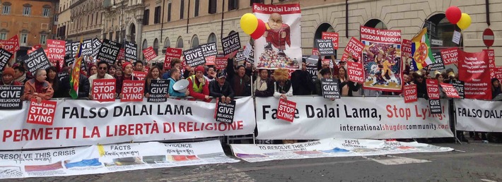 Proteste gegen den Dalai Lama dieses Wochenende in Basel: "Ende der Heuchelei und religiösen Verfolgung" (BILD)
