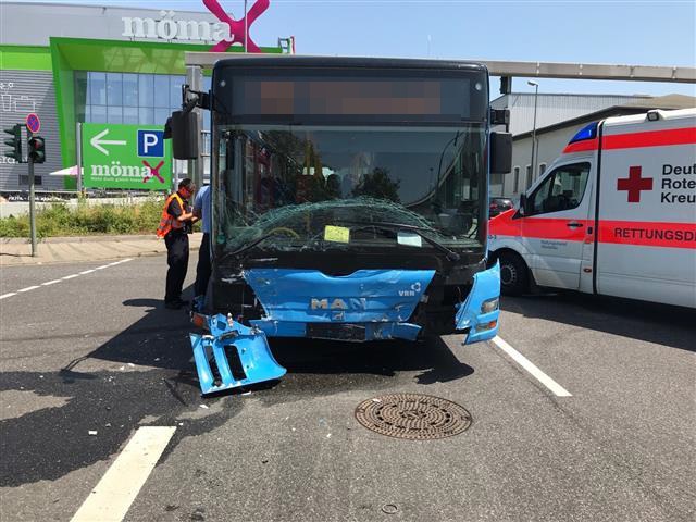POL-PPWP: Unfall: Taxi kollidiert mit Linienbus