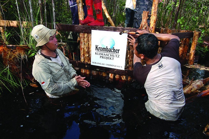 10 Jahre Krombacher Klimaschutz-Projekt auf Borneo - Klimanutzen bei 3 Millionen Tonnen CO2 pro Jahr. Weiterer Text über ots und www.presseportal.de/nr/42000 / Die Verwendung dieses Bildes ist für redaktionelle Zwecke honorarfrei. Veröffentlichung bitte unter Quellenangabe: "obs/Krombacher Brauerei GmbH & Co."