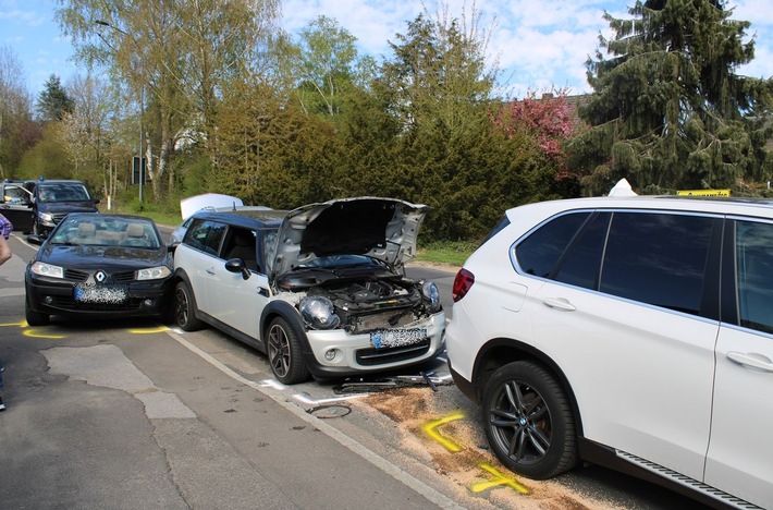 POL-RBK: Bergisch Gladbach - Fuß im Pedal steckengeblieben: 83-Jähriger rast ungebremst in wartende Autos