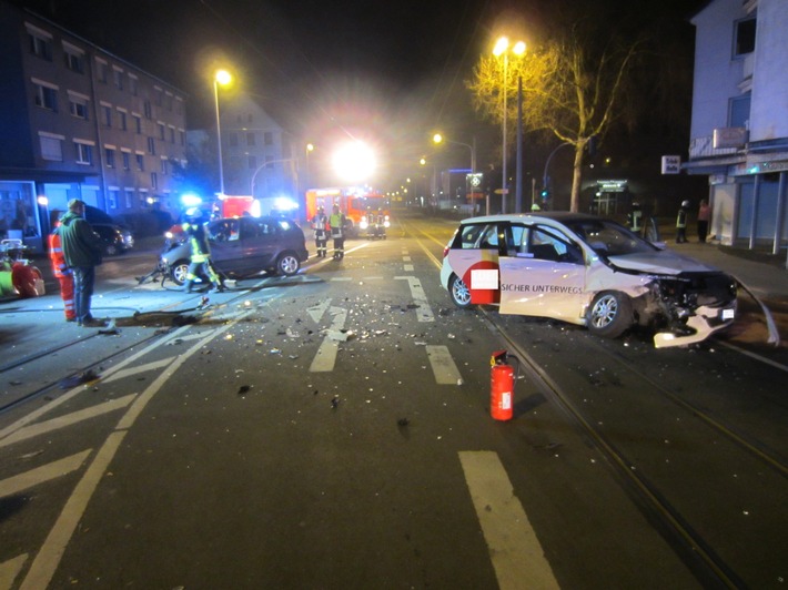 FW-MH: Schwerer Verkehrsunfall mit fünf  Personen - Vollsperrung Aktienstraße Kreuzung Sandstraße
