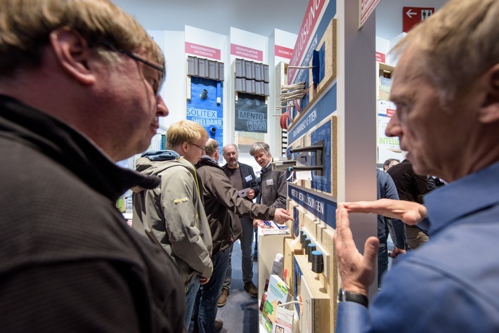 Sich informieren, fachsimpeln, neue Produkte erleben auf der BAU 2019: Am pro clima Stand 200 in Halle B6 dreht sich alles um die wind- und luftdichte Gebäudehülle und ihre Bedeutung für gesündere Gebäude. Weiterer Text über ots und www.presseportal.de/nr/103616 / Die Verwendung dieses Bildes ist für redaktionelle Zwecke honorarfrei. Veröffentlichung bitte unter Quellenangabe: "obs/MOLL bauökologische Produkte GmbH/Moll pro clima"