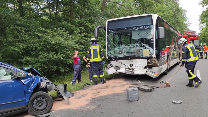FW Celle: PKW gegen Bus - Unfall auf der B214