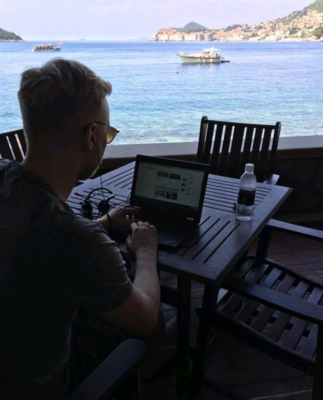 Urlaubsguru-Mitarbeiter baut sein Büro am Strand auf