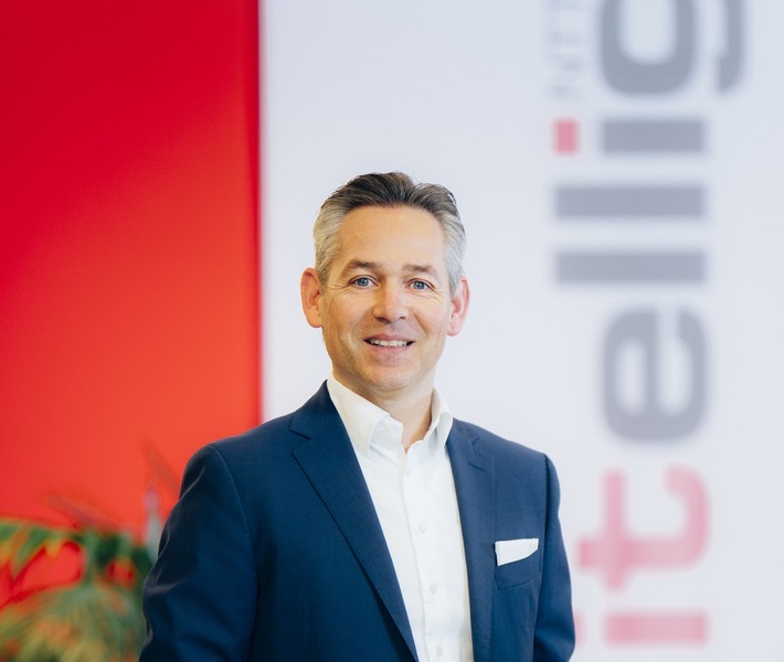 Norbert Rotter, Vorstandsvorsitzender der itelligence AG erklärt: "Die erneute Auszeichnung von itelligence mit dem Pinnacle Award als SAP Global Platinum Reseller of the Year unterstreicht unsere herausragende globale Stellung als SAP-Partner. Bei der umfassenden Transformation von IT-Landschaften und Geschäftsprozessen durch die Digitalisierung profitieren unsere Kunden unmittelbar vom Zusammenspiel aus exzellenter Beratung durch itelligence und den Lösungen von SAP als dem weltweiten Markführer für Business Software. Eine besondere Freude ist es, in vier weiteren Kategorien von SAP zum Finalisten ausgezeichnet worden zu sein. Die Beratungsleistung von itelligence gehört auch in den Kategorien General Business Cloud Partner of the Year, SAP SuccessFactors Partner of the Year - Small and Midsize Companies, SAP S/4HANA Movement Partner of the Year, und Industry Innovation Award zur Weltspitze der SAP-Partner." Weiterer Text über ots und www.presseportal.de/nr/24336 / Die Verwendung dieses Bildes ist für redaktionelle Zwecke honorarfrei. Veröffentlichung bitte unter Quellenangabe: "obs/itelligence AG/Michael Adamski"