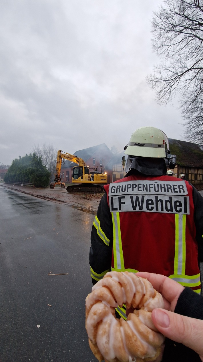 FFW Schiffdorf: Ruhige Silvesternacht - Großfeuer am Morgen