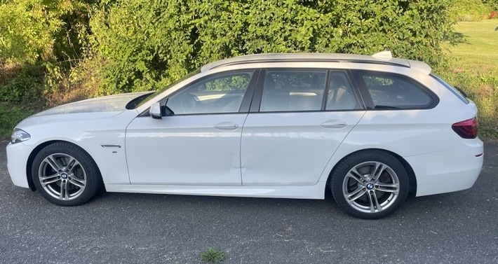 POL-HM: Weißer BMW auf Parkplatz beschädigt - Polizei Bodenwerder sucht Zeugen