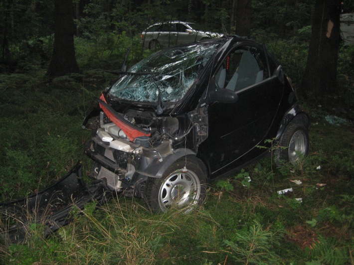 POL-HOL: Landesstraße 549 - Neuhaus Richtung Boffzen: Smartfahrer im Wald überschlagen - 23jähriger Fahrer schwer verletzt -