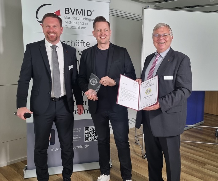 v.l.: Stefan Bronder - Vorstand BVMID, TOP EXPERTE Jan Philip Berg, Kajetan Brandstätter - Präsident BVMID / Weiterer Text über ots und www.presseportal.de/nr/172454 / Die Verwendung dieses Bildes für redaktionelle Zwecke ist unter Beachtung aller mitgeteilten Nutzungsbedingungen zulässig und dann auch honorarfrei. Veröffentlichung ausschließlich mit Bildrechte-Hinweis.