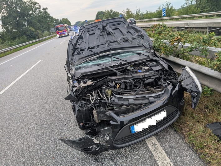 POL-CUX: Verkehrsunfall zwischen PKW und LKW auf der BAB27 im Bereich Stotel - eine Person leicht verletzt - kurzfristige Vollsperrung (Foto im Anhang)