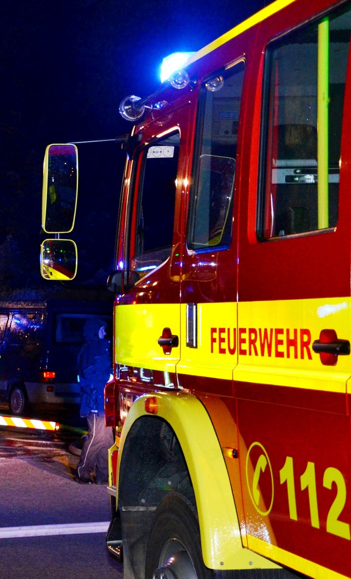 POL-ME: Gleich fünf brennende Papiercontainer in Ratingen - Ratingen - 1905159