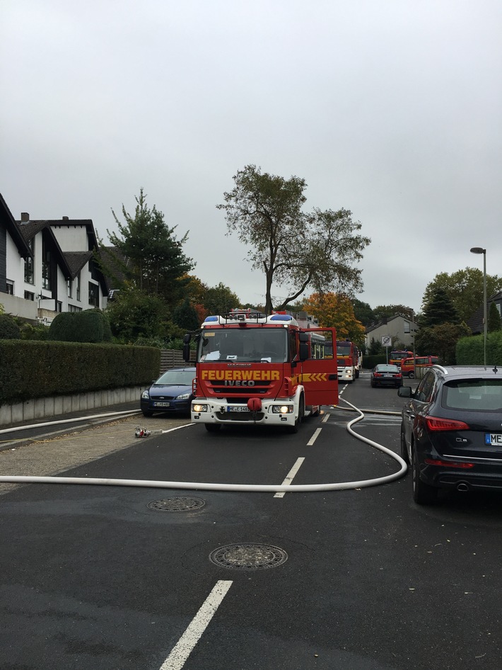 FW-Erkrath: Wohnungsbrand in Erkrath-Unterfeldhaus forderte zwei Verletzte