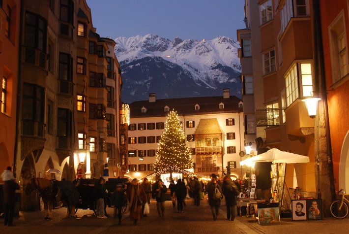 Romantische Reise ins Weihnachtsland: Innsbrucker Christkindlmärkte
gehören zu den schönsten im Alpenraum - BILD