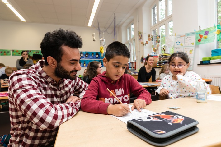 DEICHMANN-Mitarbeiter helfen Erstklässlern / Auszubildende unterstützen Leseprogramm in der Dürerschule in Essen-Borbeck