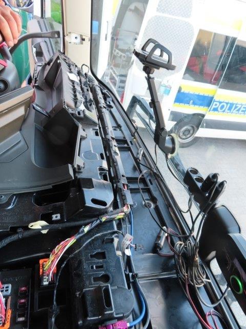 POL-BI: Durch manipuliertes Kontrollgerät fallen Lkw-Assistenzsysteme aus - 30.000 Euro Bußgeld