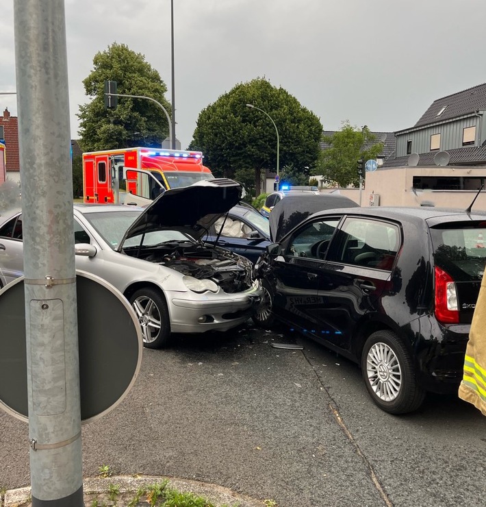 POL-BO: Unfall im Kreuzungsbereich: Vier beschädigte Pkw und fünf Leichtverletzte