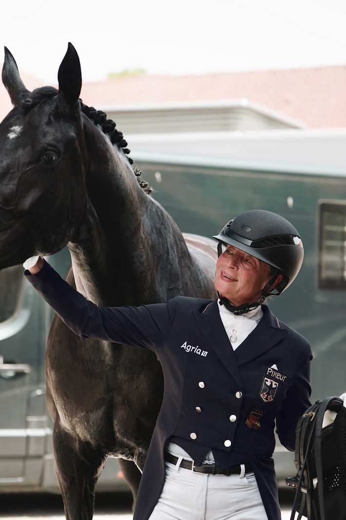 Isabell Werth setzt auf Sicherheit mit Stil – Partnerschaft mit ABUS Pikeur Reithelmen
