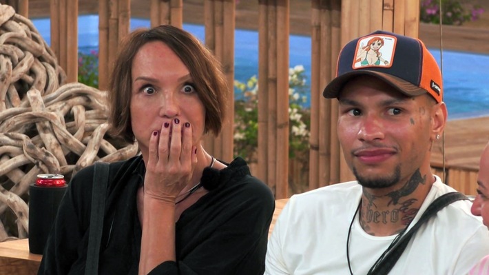 "Kampf der Realitystars": fröhliche Einzüge - und emotionale Abschiede