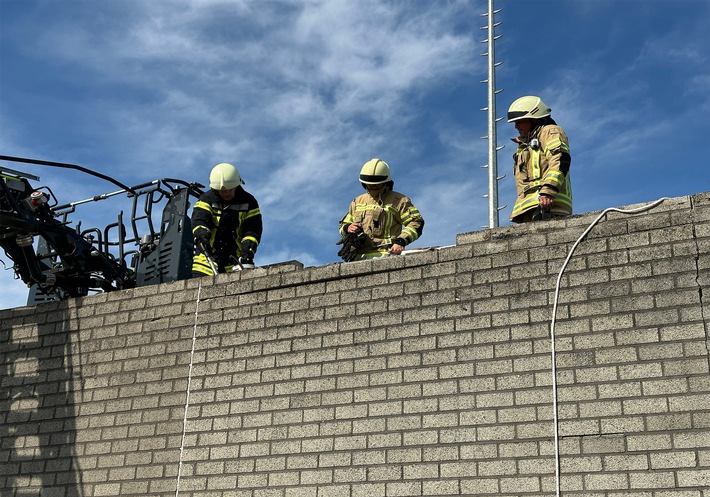 FF Goch: Feuer nach Dacharbeiten