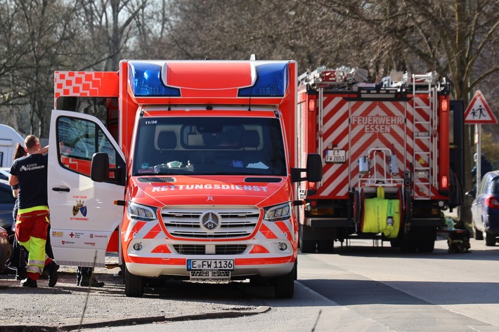 FW-E: Küchenbrand in Mehrfamilienhaus - drei Bewohner leicht verletzt