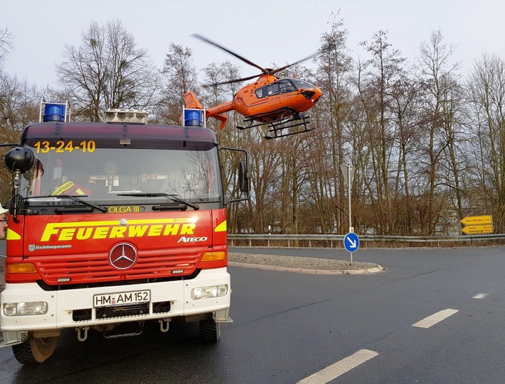 POL-HM: Kollision nach Vorfahrtmissachtung - Bundesstraße 442 voll gesperrt - Rettungshubschrauber im Einsatz
