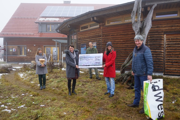 Presseinformation: Erdgas Südwest spendet 2.000 Euro an Biosphärengebiet Schwäbische Alb e. V.