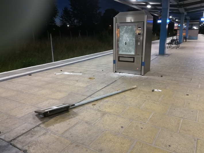 BPOLD-B: Jugendgruppe zerstört Snackautomaten am Bahnhof