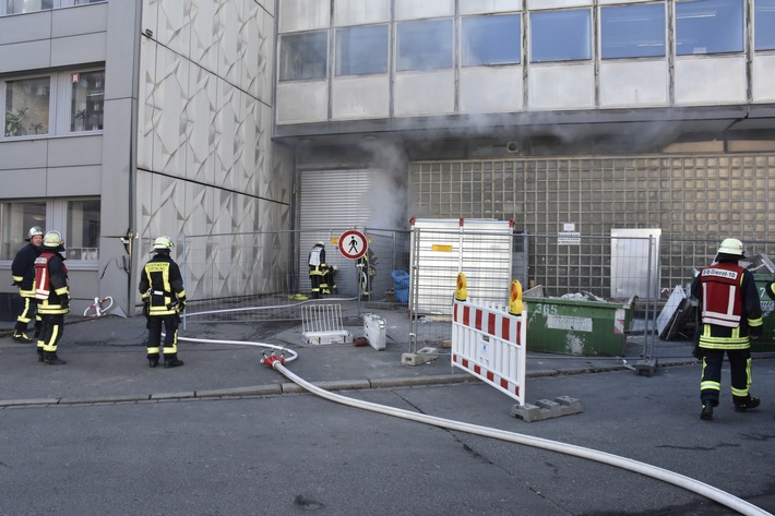 FW-DO: 15.02.2017 - Kleines Feuer - Große Auswirkung
Feuer in einem Kellerlichtschacht am Stadttheater