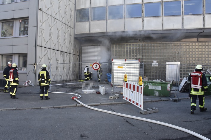 FW-DO: 15.02.2017 - Kleines Feuer - Große Auswirkung
Feuer in einem Kellerlichtschacht am Stadttheater