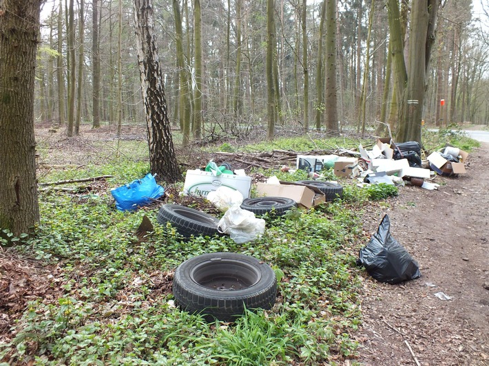 POL-SE: Barmstedt - Umweltsünder entsorgt Hausmüll und Elektroschrott im Wald - Polizei sucht Zeugen