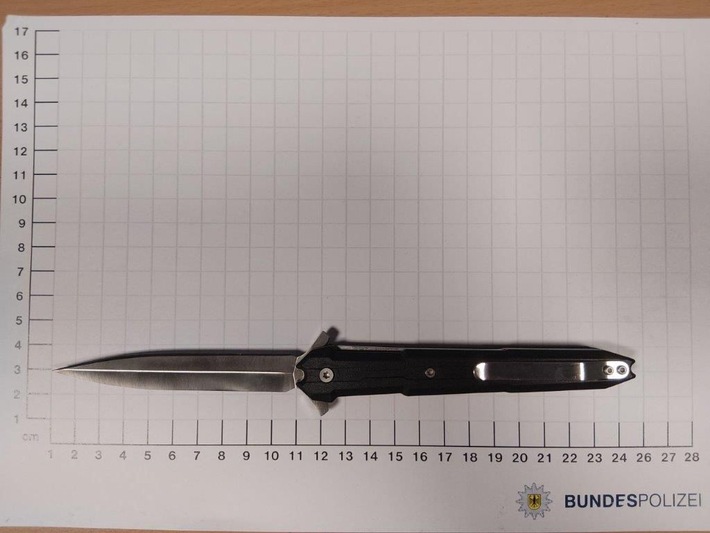 BPOL NRW: Bundespolizei beschlagnahmt Springmesser im Hauptbahnhof Hagen