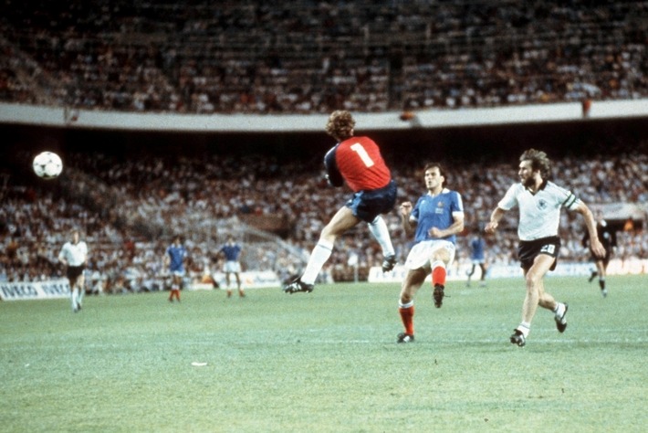 Zum WM-Auftakt: ZDF-Doku über das "Jahrhundertspiel" von 1982 (FOTO)
