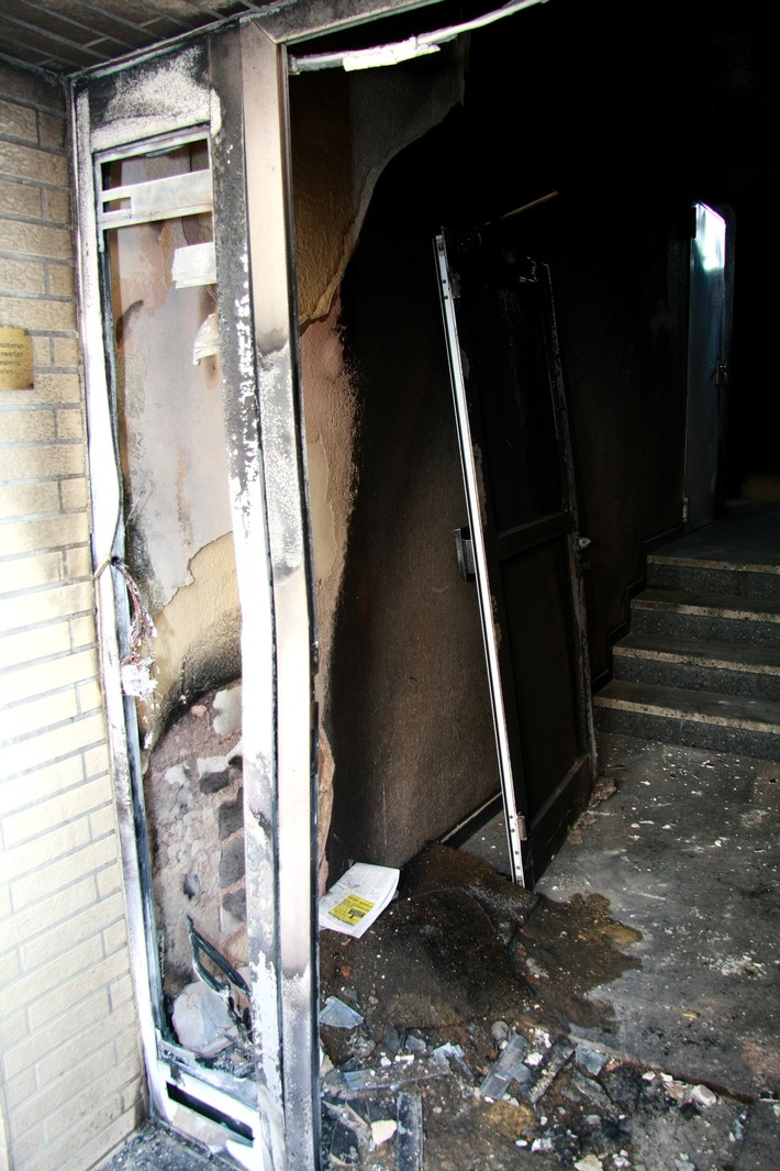 FW-E: Brennende Briefkästen in einem Mehrfamilienhaus, sechs Verletzte, hoher Sachschaden