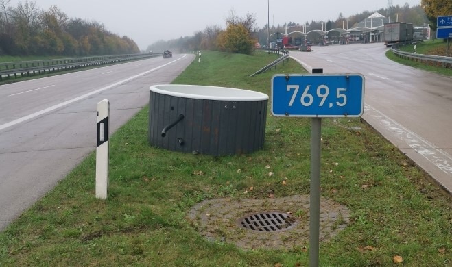 POL-AA: Ostalbkreis: Whirlpool strandete auf der Autobahn - Auffahrunfall