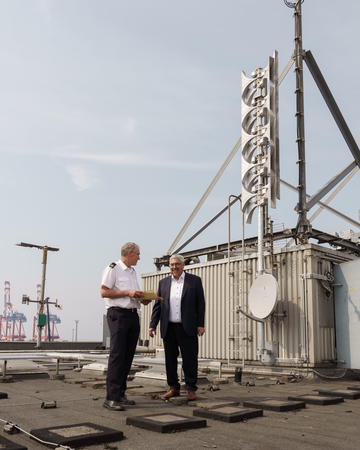 FW Bremerhaven: Errichtung der stärksten Bevölkerungswarnsirene an der deutschen Nordseeküste in Bremerhaven