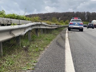 POL-PDPS: Unfallflucht bei Überholmanöver auf der Autobahn