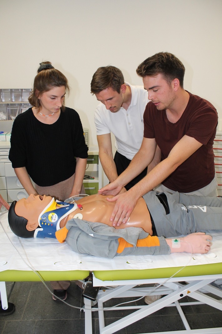 Interdisziplinäre Campus-Famulatur_Schockraummanagement-Training_RHÖN-KLINIKUM Campus Bad Neusta.JPG