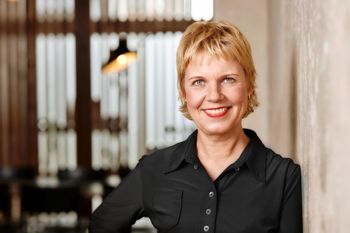 Cordula Stratmann: "Ohne Heiterkeit kriegen wir dieses Leben nicht gelebt" / Die Komikerin und Autorin im Interview mit der "Apotheken Umschau"