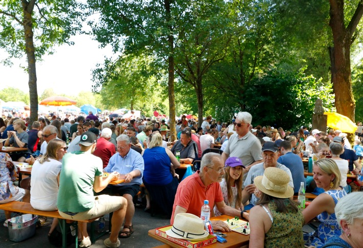 Amberg erfolgreich bei RID-Weltrekord – 2.117 Menschen sind »meiste Personen beim ›Mensch ärgere dich nicht‹-Spielen«