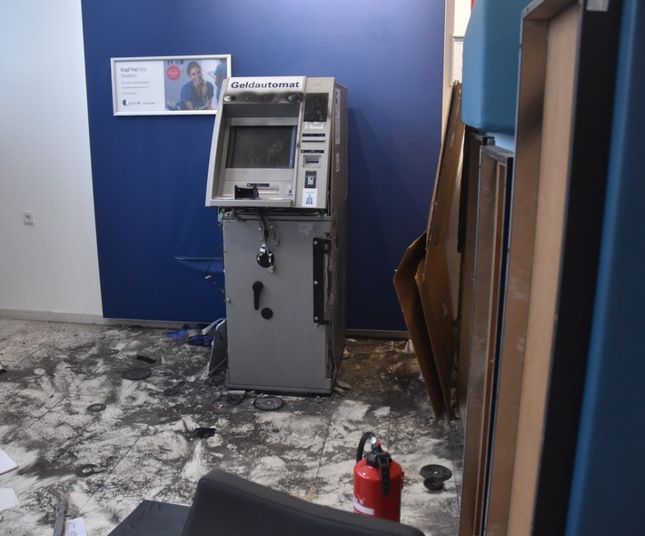 POL-AC: Geldautomat in Unigebäude beschädigt - Täter flüchten ohne Beute